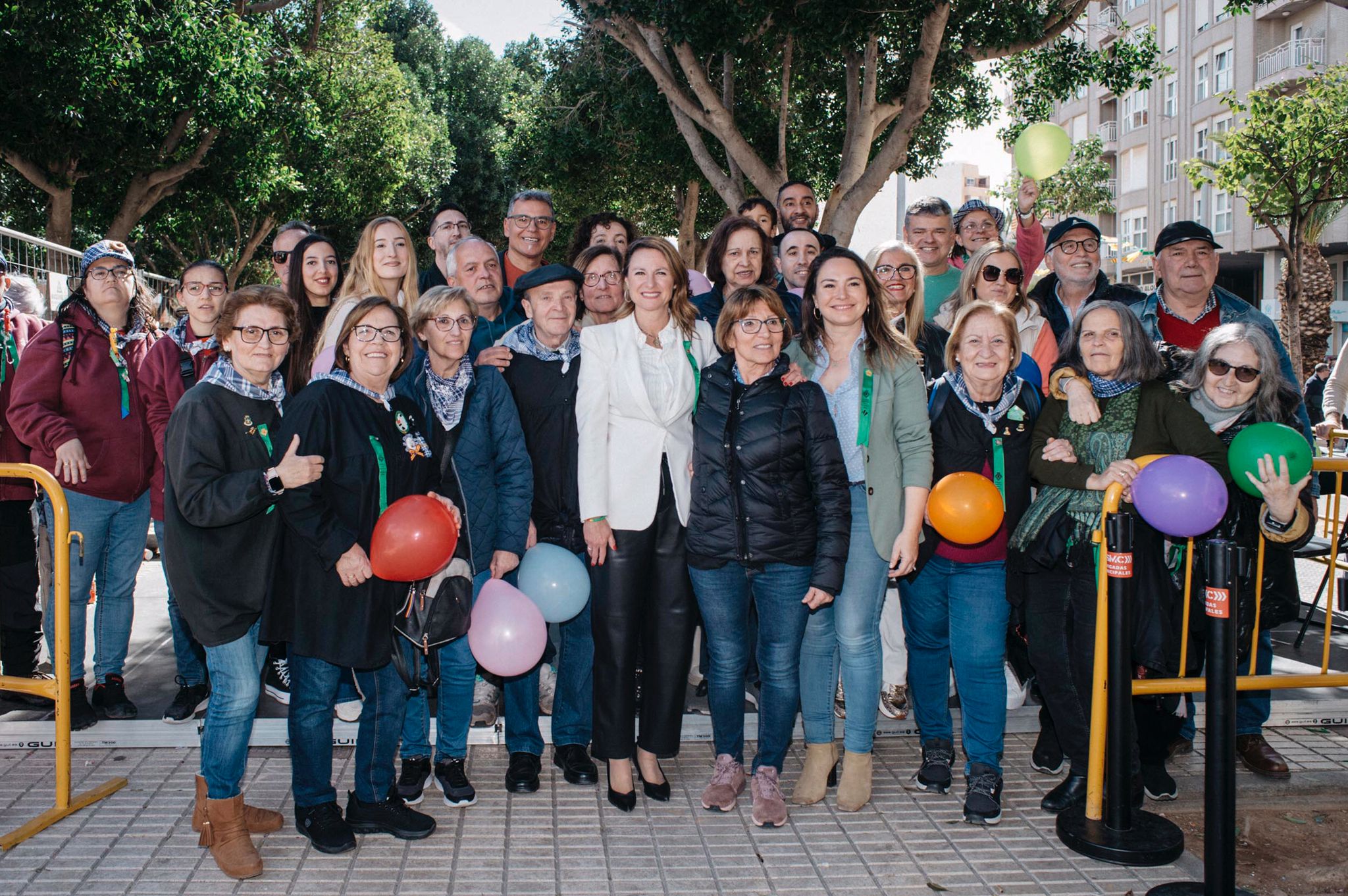 Prop d'una trentena de persones sordes gaudeixen de la mascletà inclusiva en l'últim dia de les festes de la Magdalena