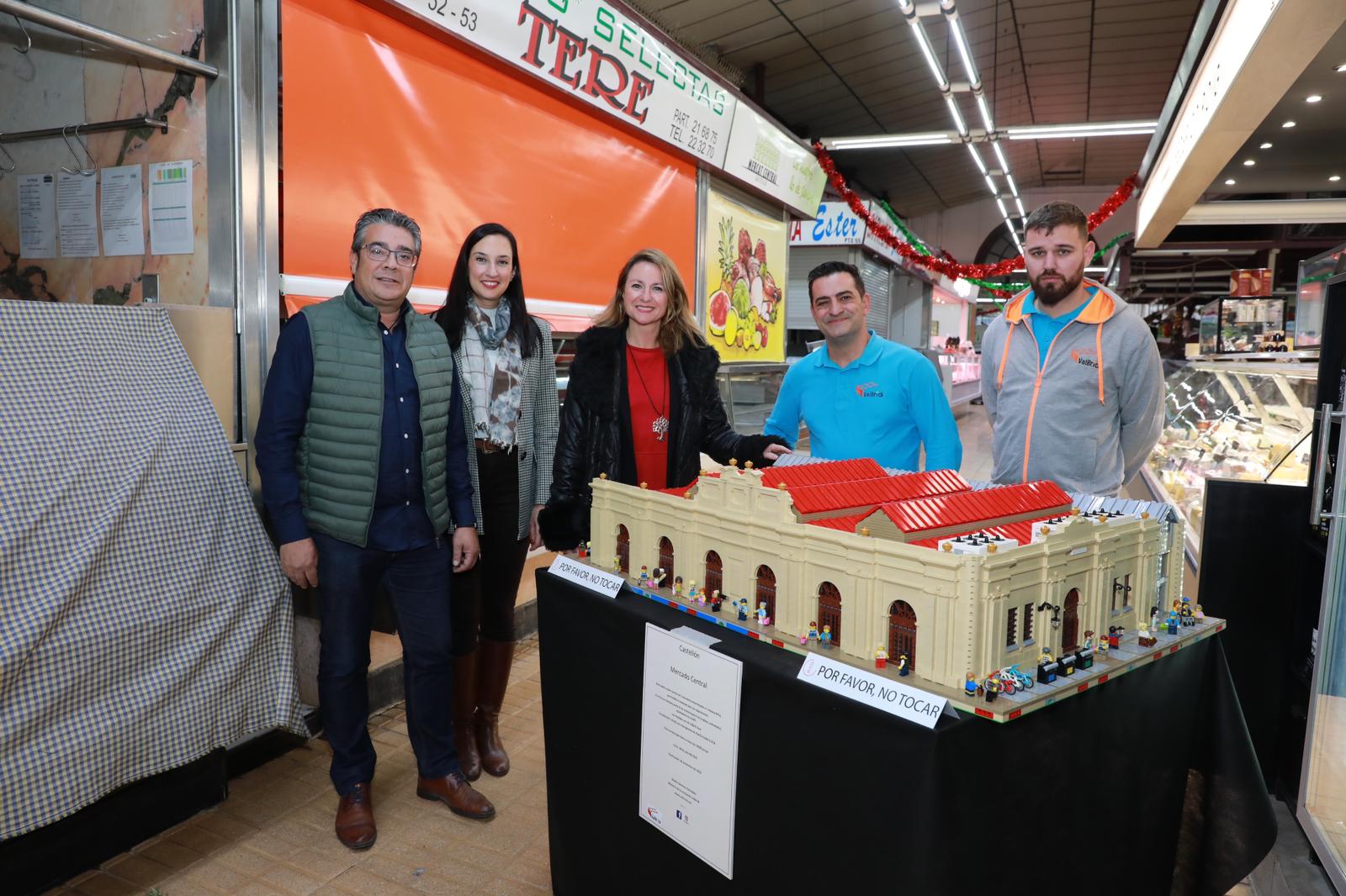 La Alcaldesa de Castellón y la concejala de Cultura, visitan la maqueta de Lego del Mercado Municipal