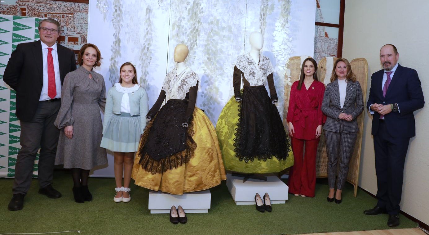 Las reinas de las fiestas Lourdes Climent y Vega Torrejón reciben sus trajes para las galanías por cortesía de El Corte Inglés