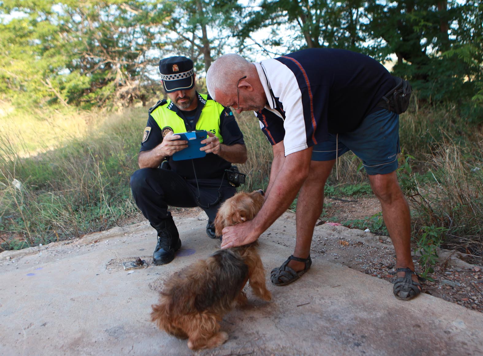 Agente del UPROMA realizando una inspeccion rutinaria 1.jpg