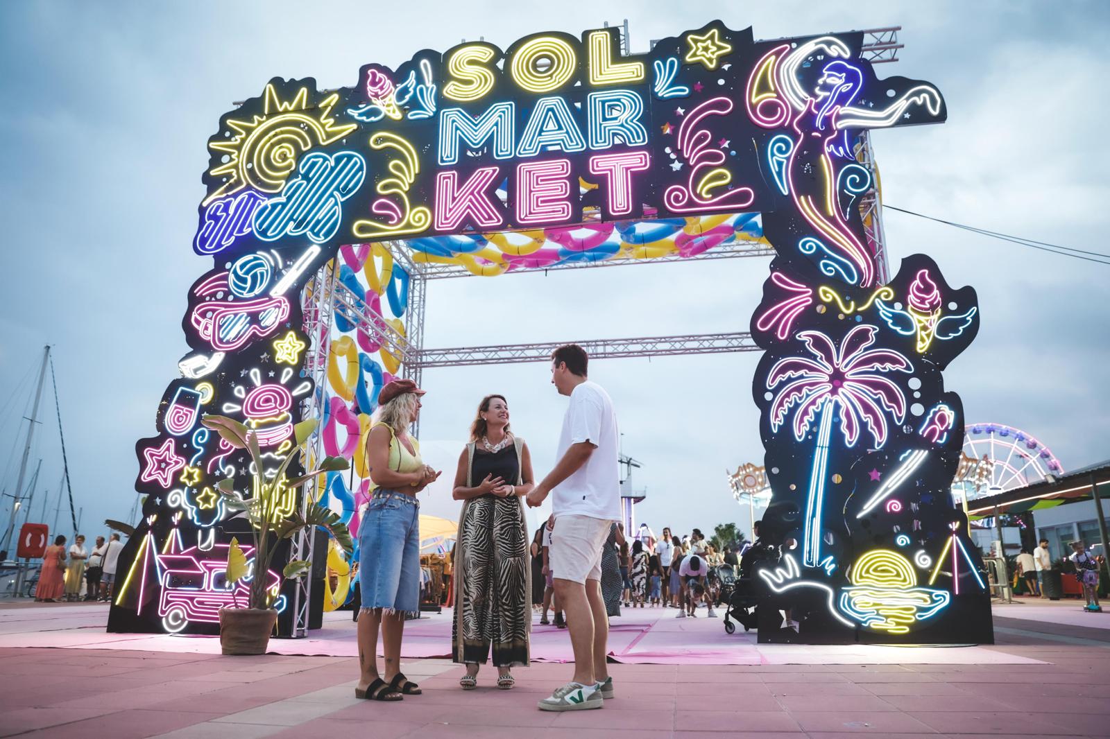 La alcaldesa Begoña Carrasco visita Sol Market en el Grao y destaca la “gran acogida entre el público de todas las edades”