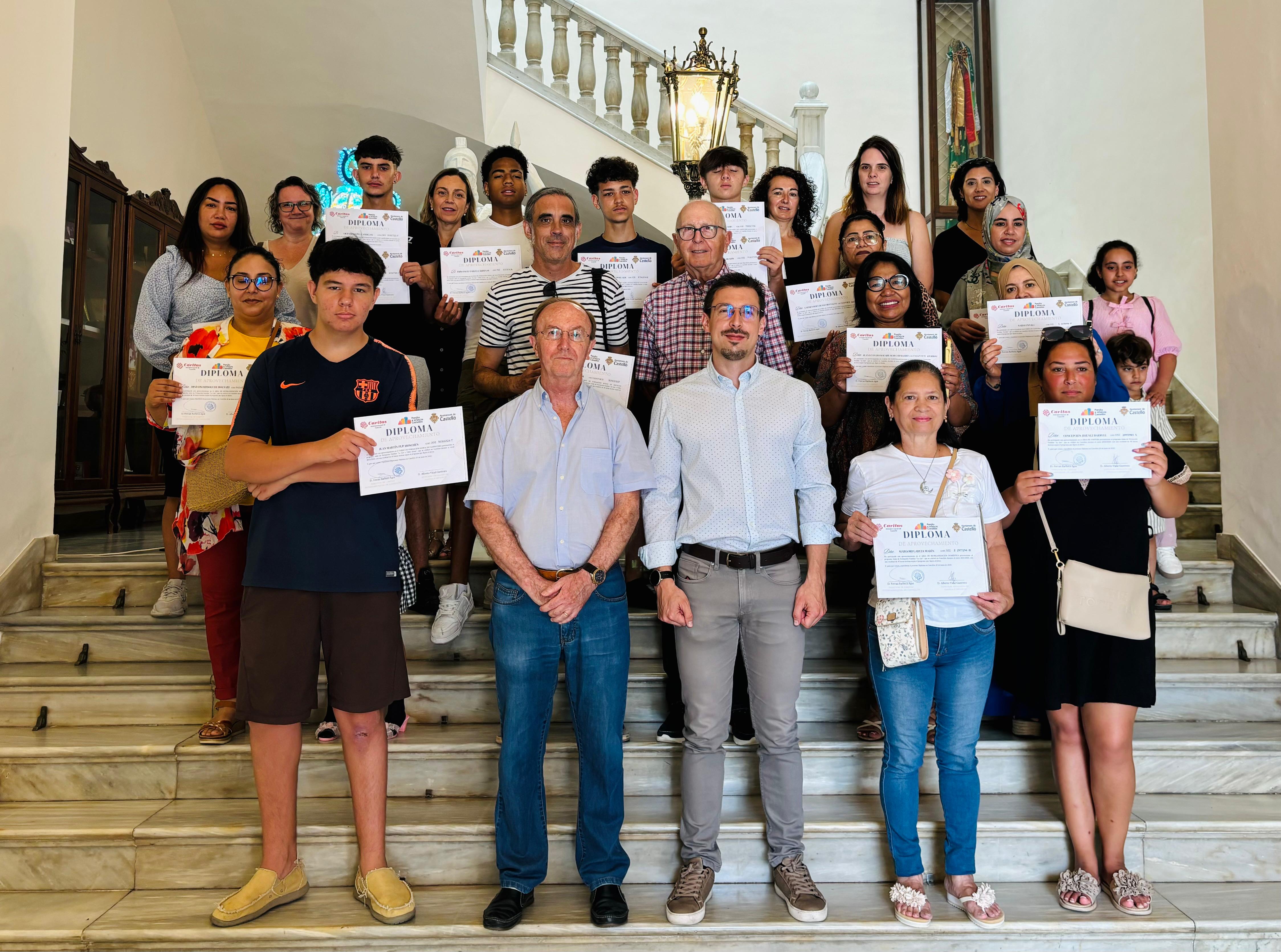 La concejalía de Familia e Infancia entrega los diplomas de los cursos de formación la Llar y Taller Jove de Cáritas