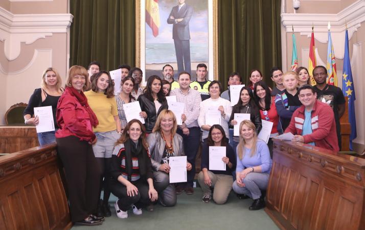 24-11-2017 Lopez lliura els diplomes de l_Escola d_Acolliment a 23 persones d_onze nacionalitats diferents.jpg