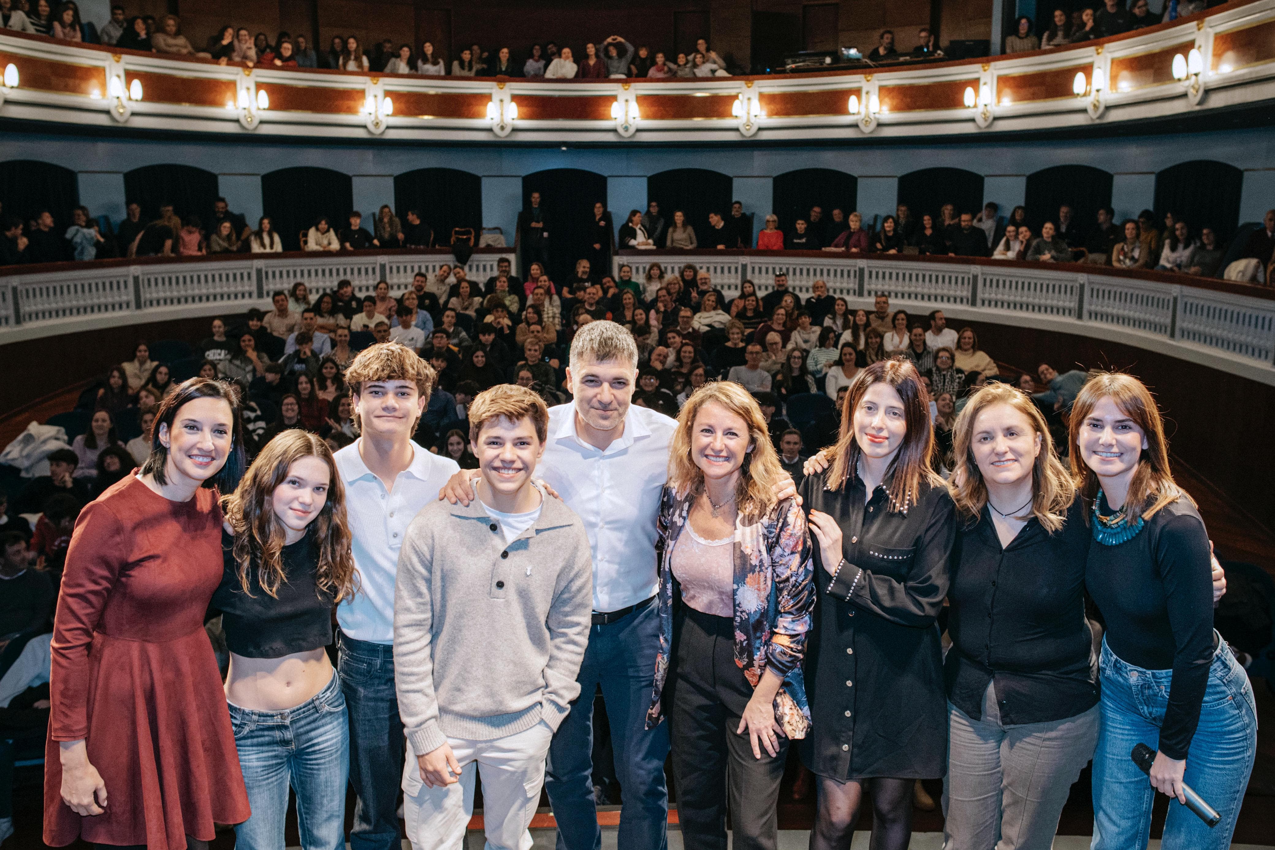 Un Teatro Principal abarrotado acoge la proyección de los dos primeros episodios de la serie ‘Invisible’ basada en la novela del castellonense Eloy Moreno