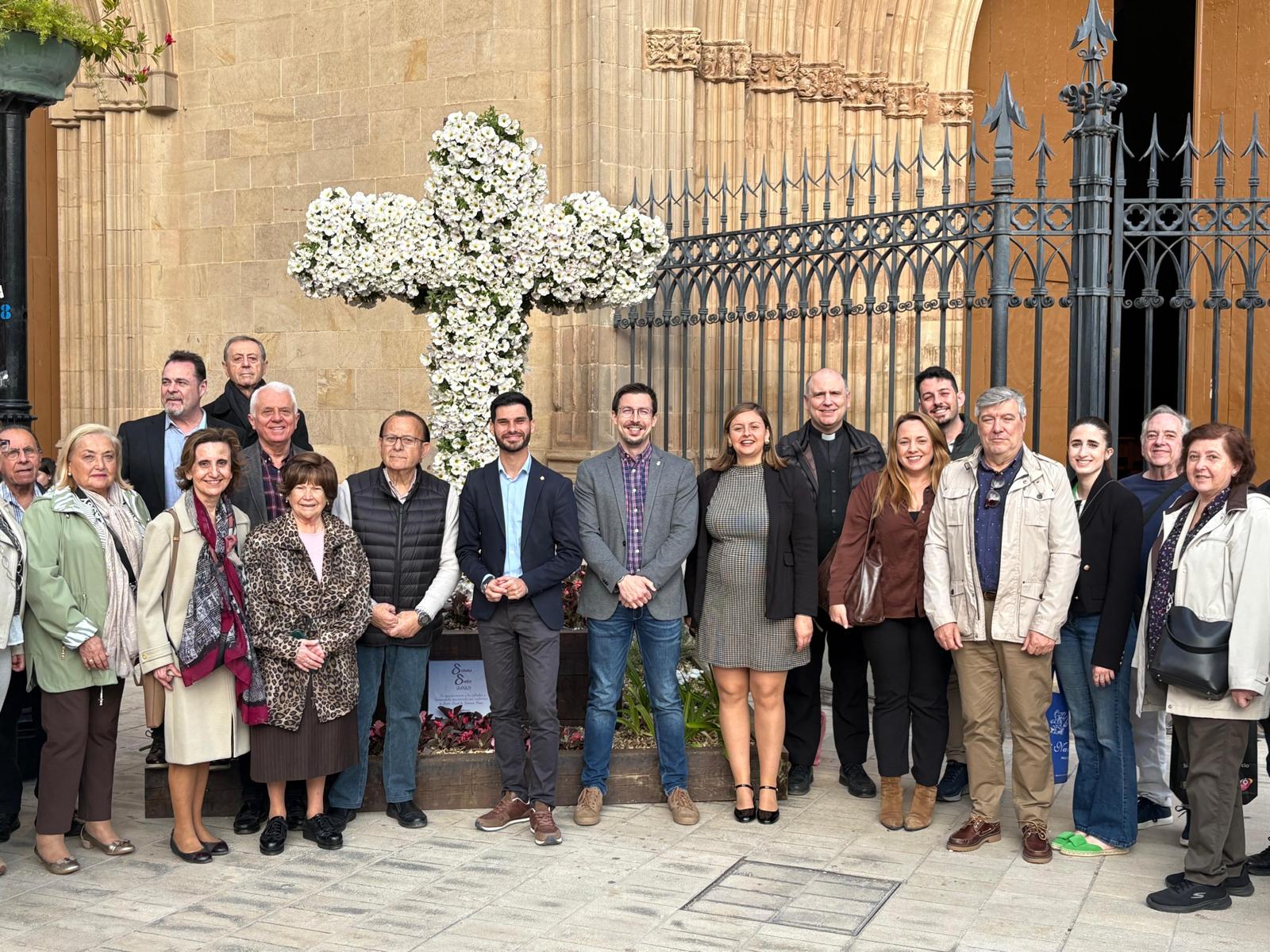 Castelló presenta la creu floral en la Plaça Major com a homenatge a les confraries durant la Setmana Santa