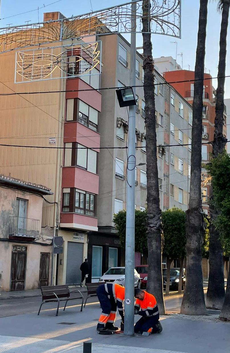 El Ayuntamiento engalana el Grao con medio centenar de adornos luminosos por Carnaval