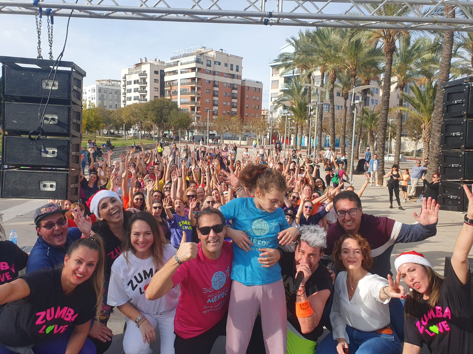 La primera ZumbaNadal solidaria llena el parque de Rafalafena