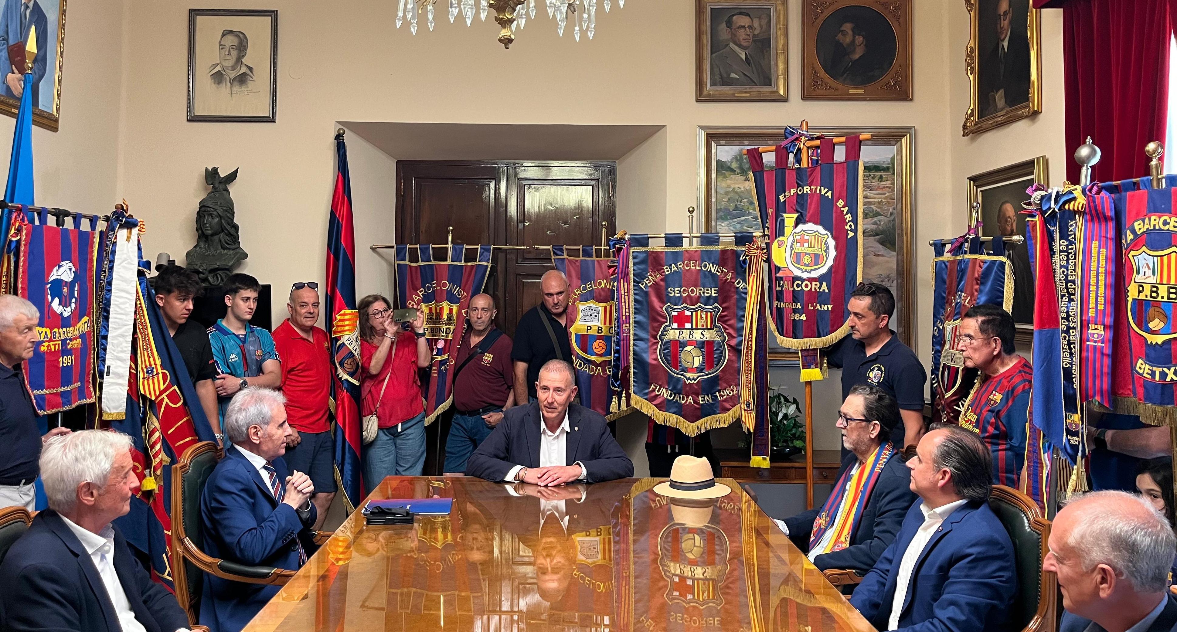 Vicent Sales recibe a los participantes de la “XXV Trobada de Penyes Barcelonistes de les Comarques de Castelló”