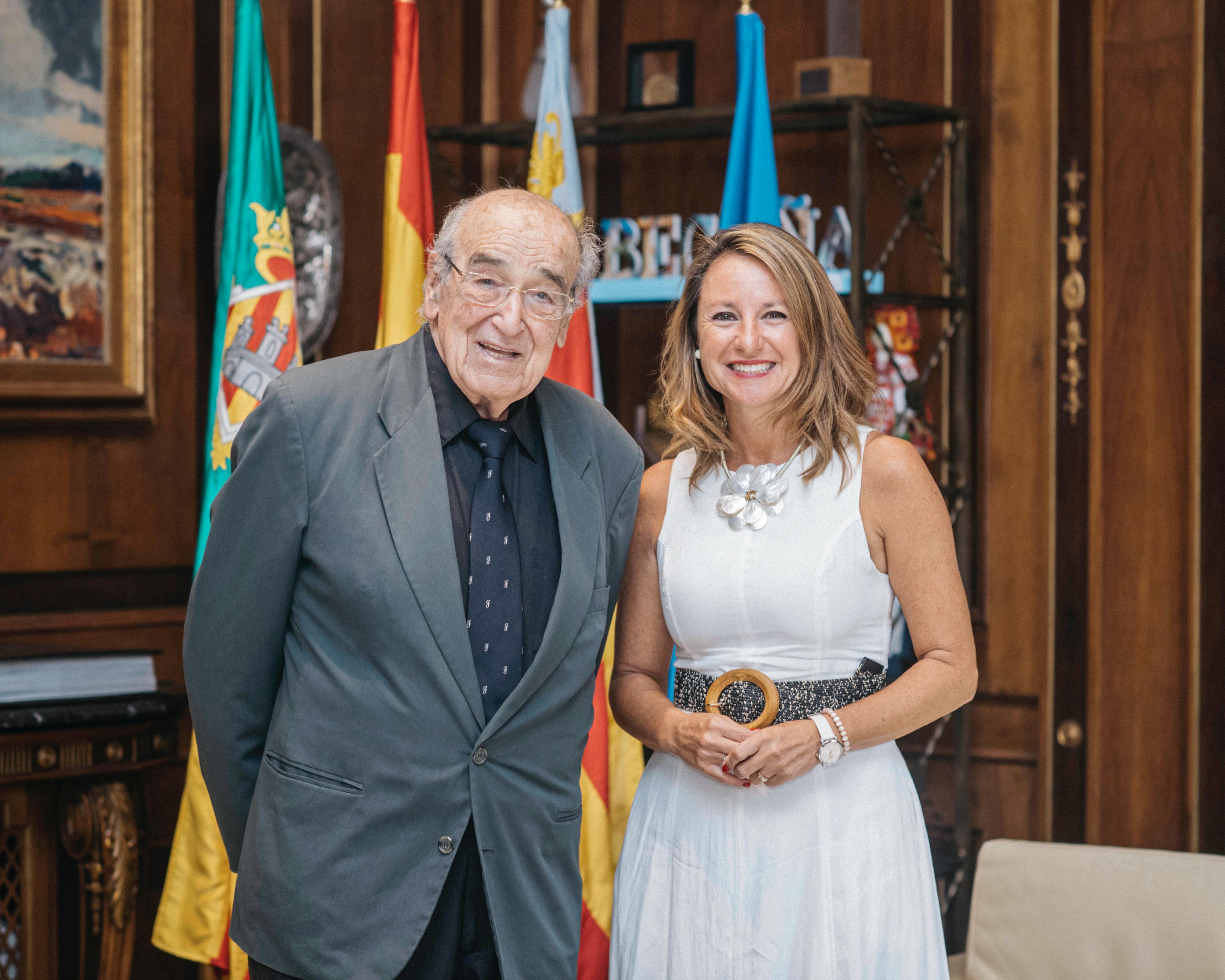 Begoña Carrasco rep a Ignacio Pérez de Heredia i Valle nou fill adoptiu de la ciutat
