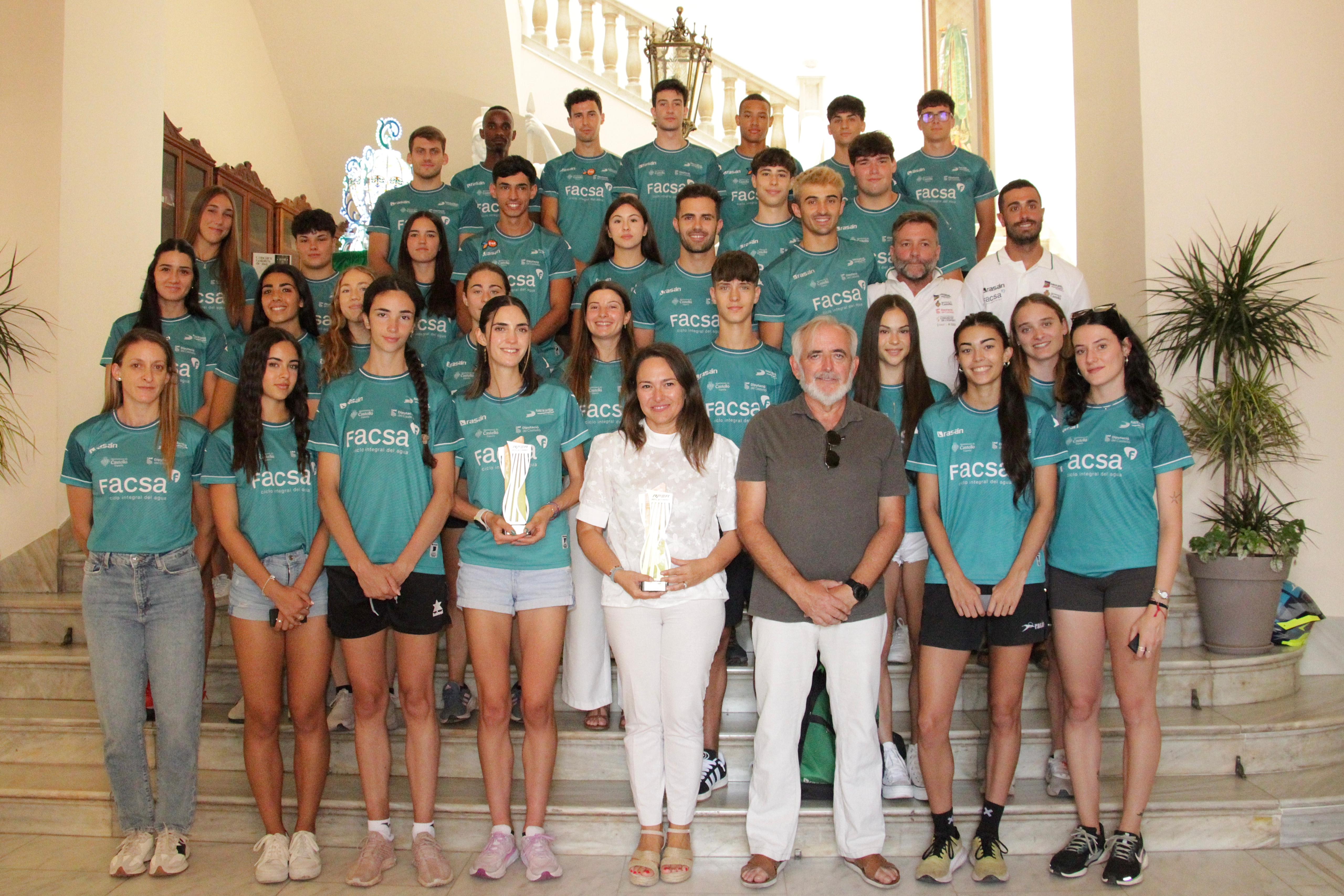 La concejala de Deportes recibe al Club de Atletismo Playas de Castellón, abanderado del deporte y orgullo de la ciudad