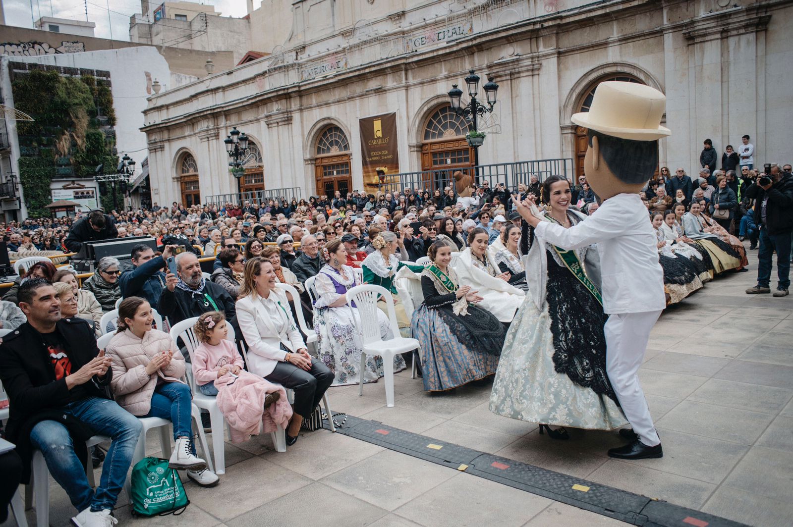 La música de las bandas internacionales llena la plaza Mayor con 4.000 espectadores en el concierto de clausura del XXXIII Festival Internacional Música de Festa