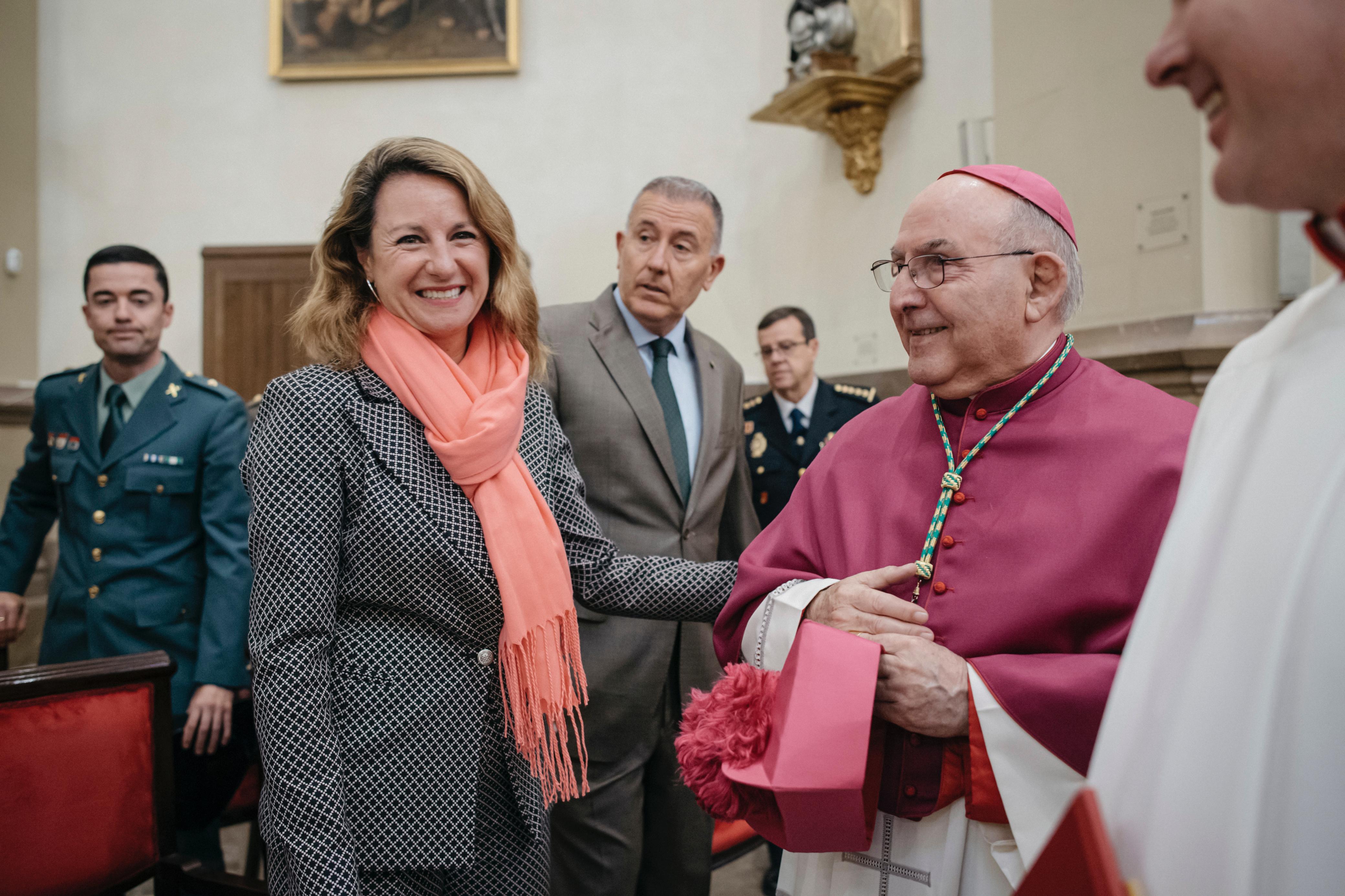 Begoña Carrasco felicita el bisbe D. Casimiro López Llorente en el 50é aniversari de la seua ordenació sacerdotal
