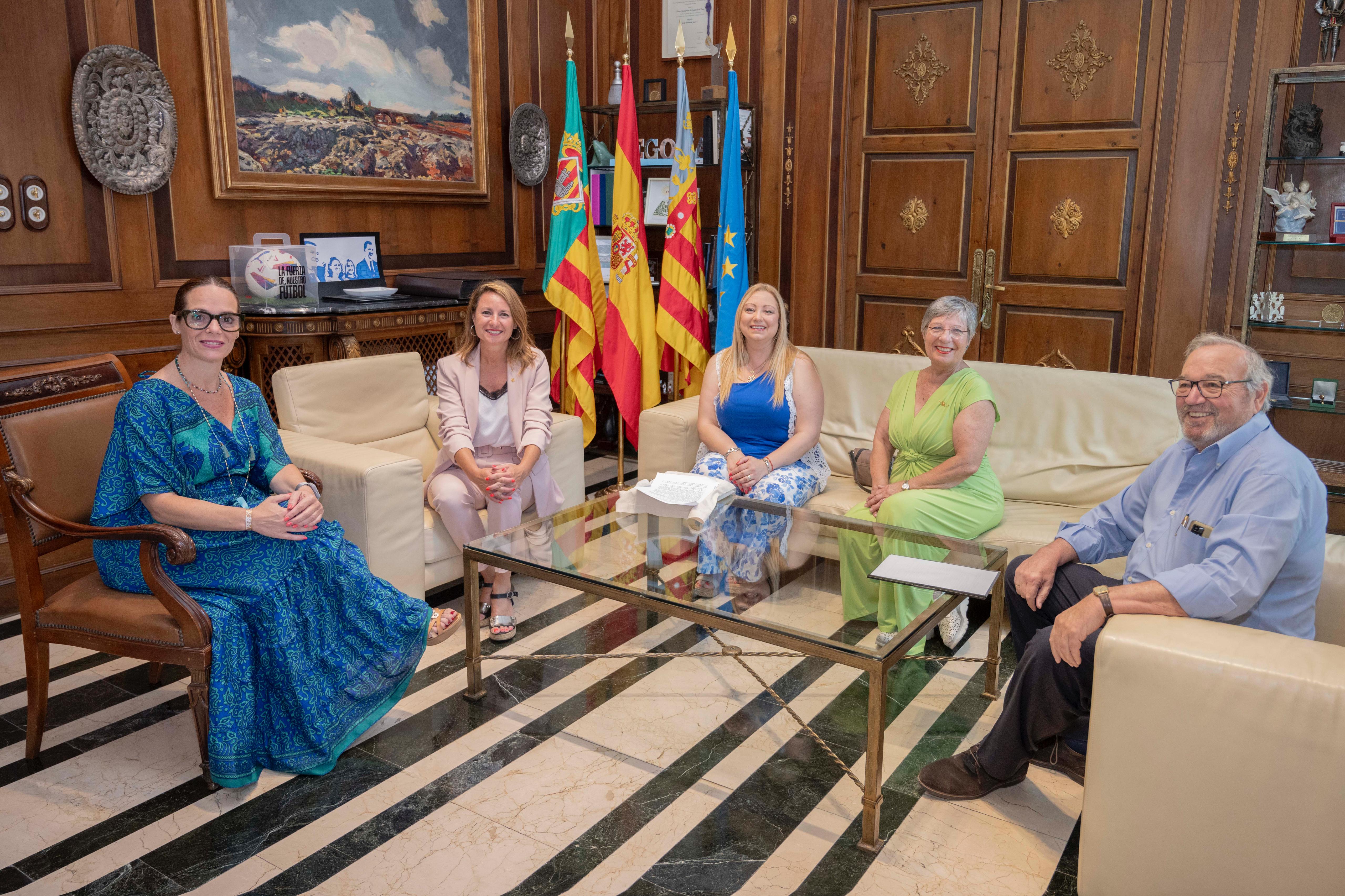 La alcaldesa de Castellón recibe a la nueva directiva del Club Taurino