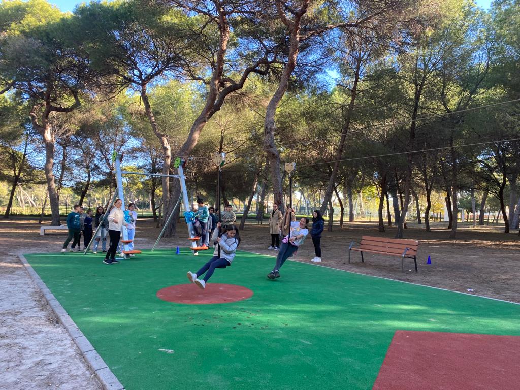 Castelló posa en marxa les millores en el Pinar amb una jornada de portes obertes per al gaudi del mobiliari urbà amb la participació de prop de 400 xiquets i joves