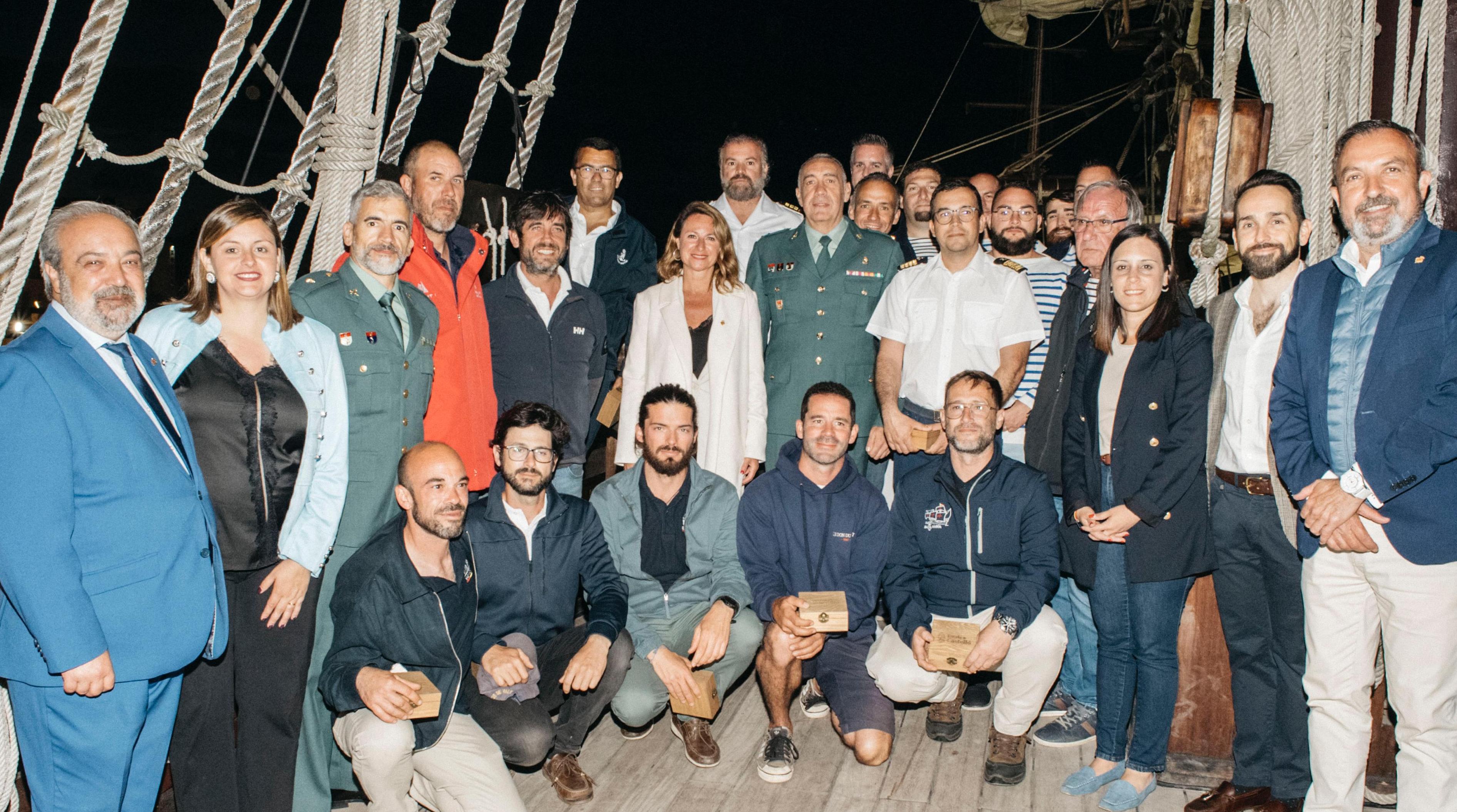 Begoña Carrasco fa lliurament als capitans dels vaixells en Escala a Castelló les mètopes commemoratives de la seua participació