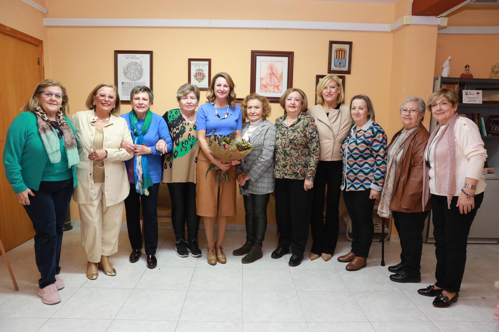 La alcaldesa felicita la Navidad a la Asociación y Federación de Amas de Casa Lledó