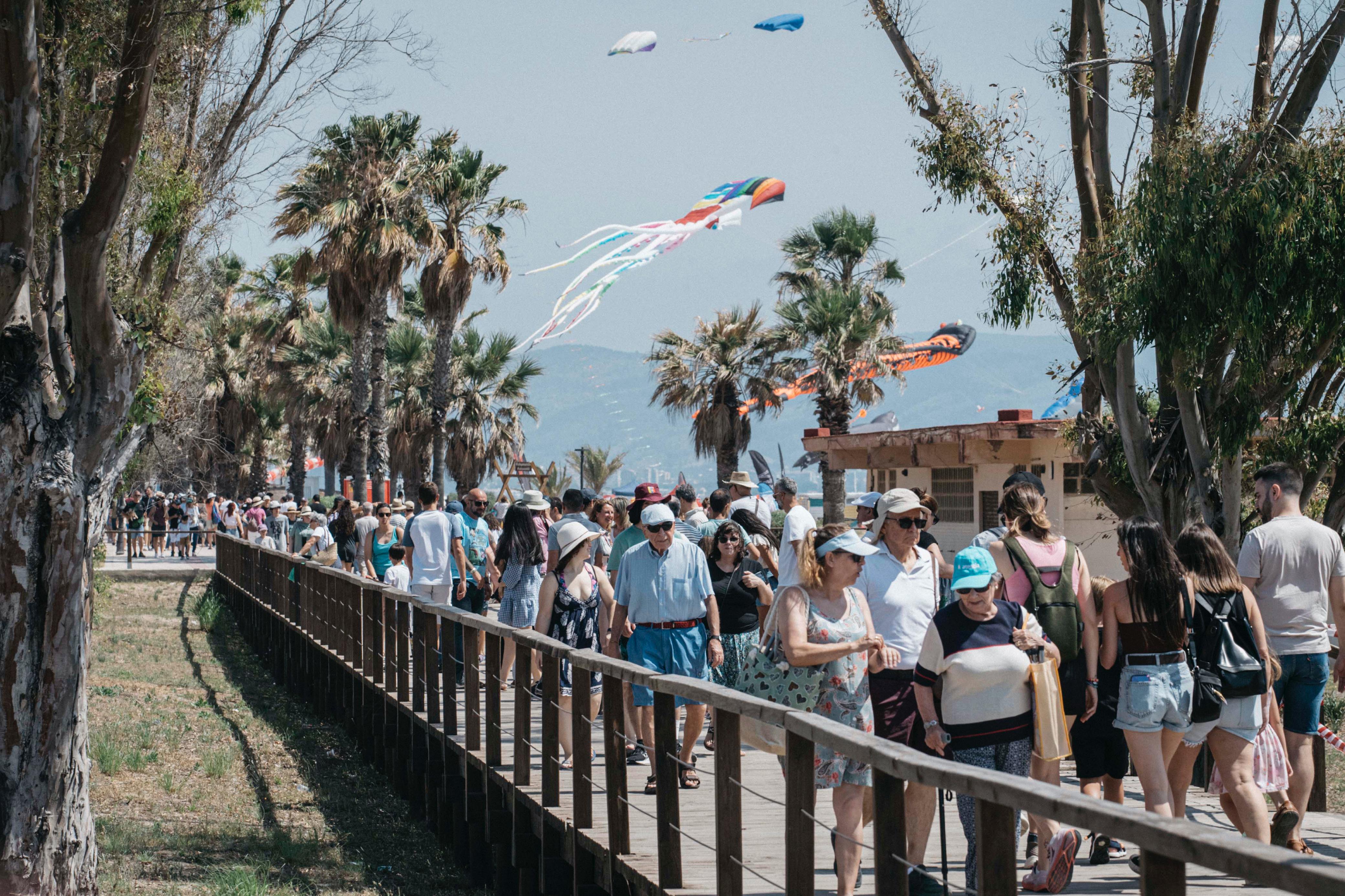 Multitud de personas llenan las playas de Castellón en la primera jornada del II Festival del Viento