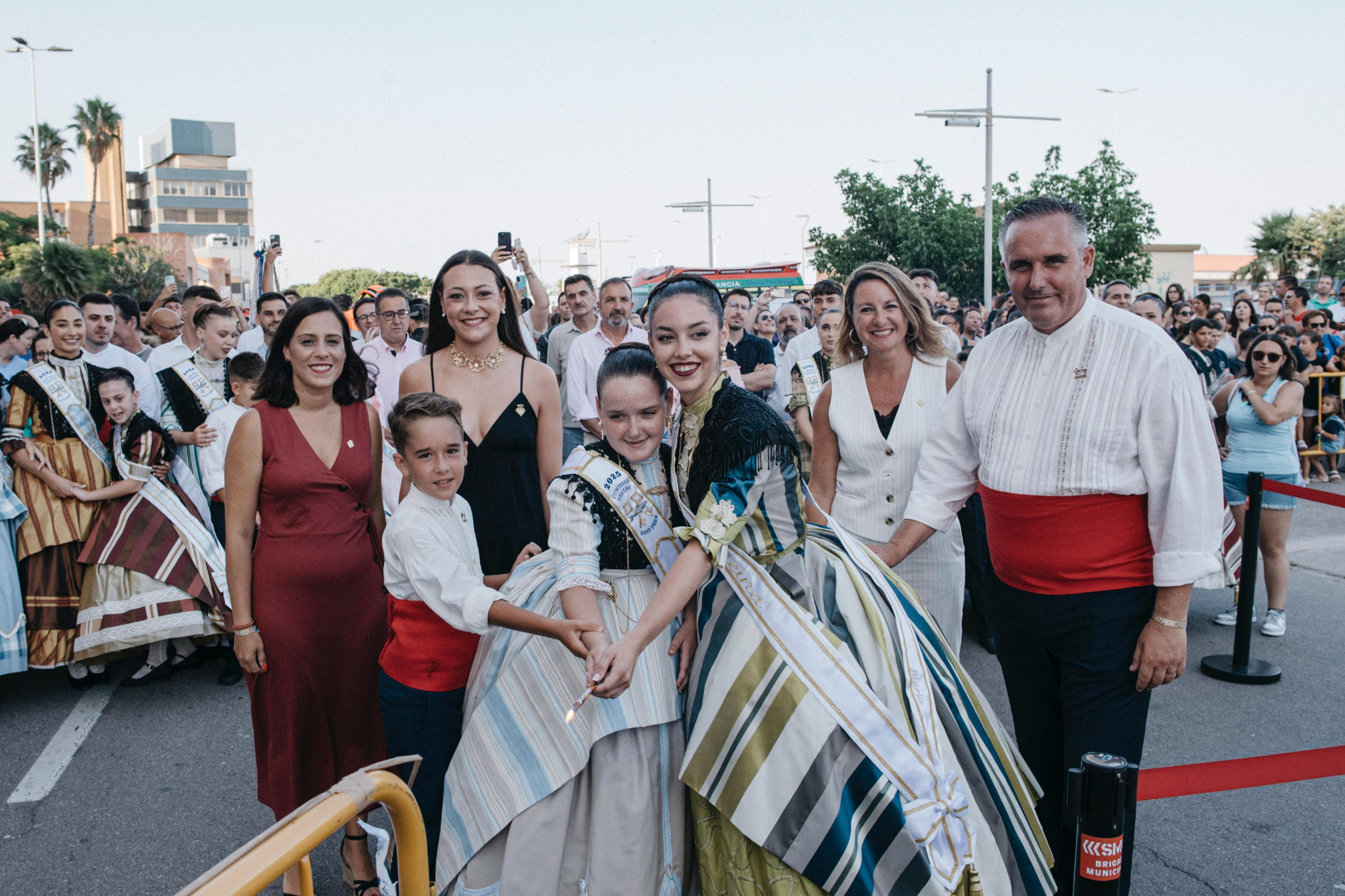 Una espectacular mascletà inaugura les festes de Sant Pere en el Grau