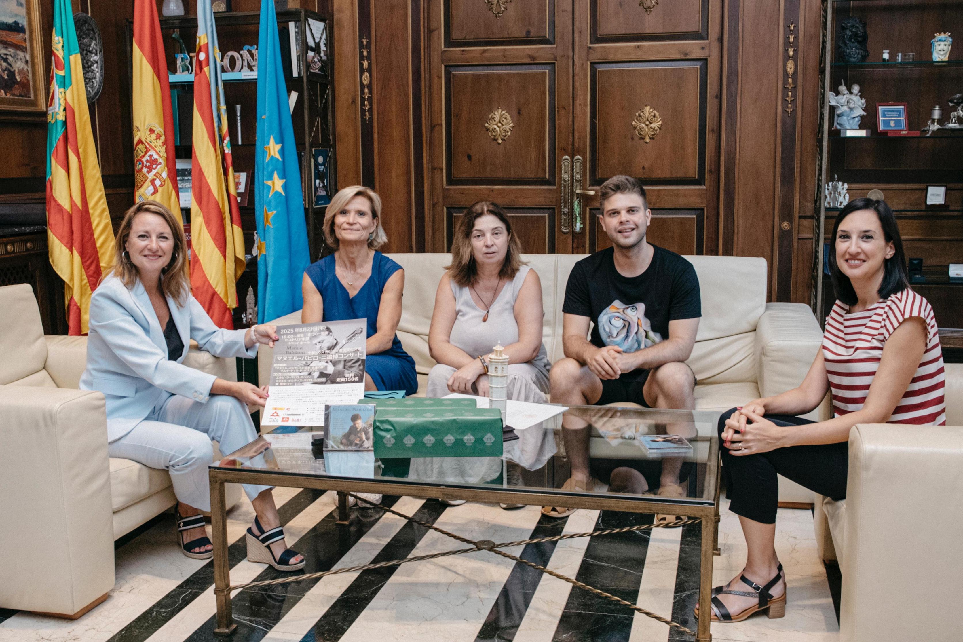 La alcaldesa recibe a la Fundación Manuel Babiloni que ultima su viaje a Japón donde se rendirá homenaje al guitarrista castellonense