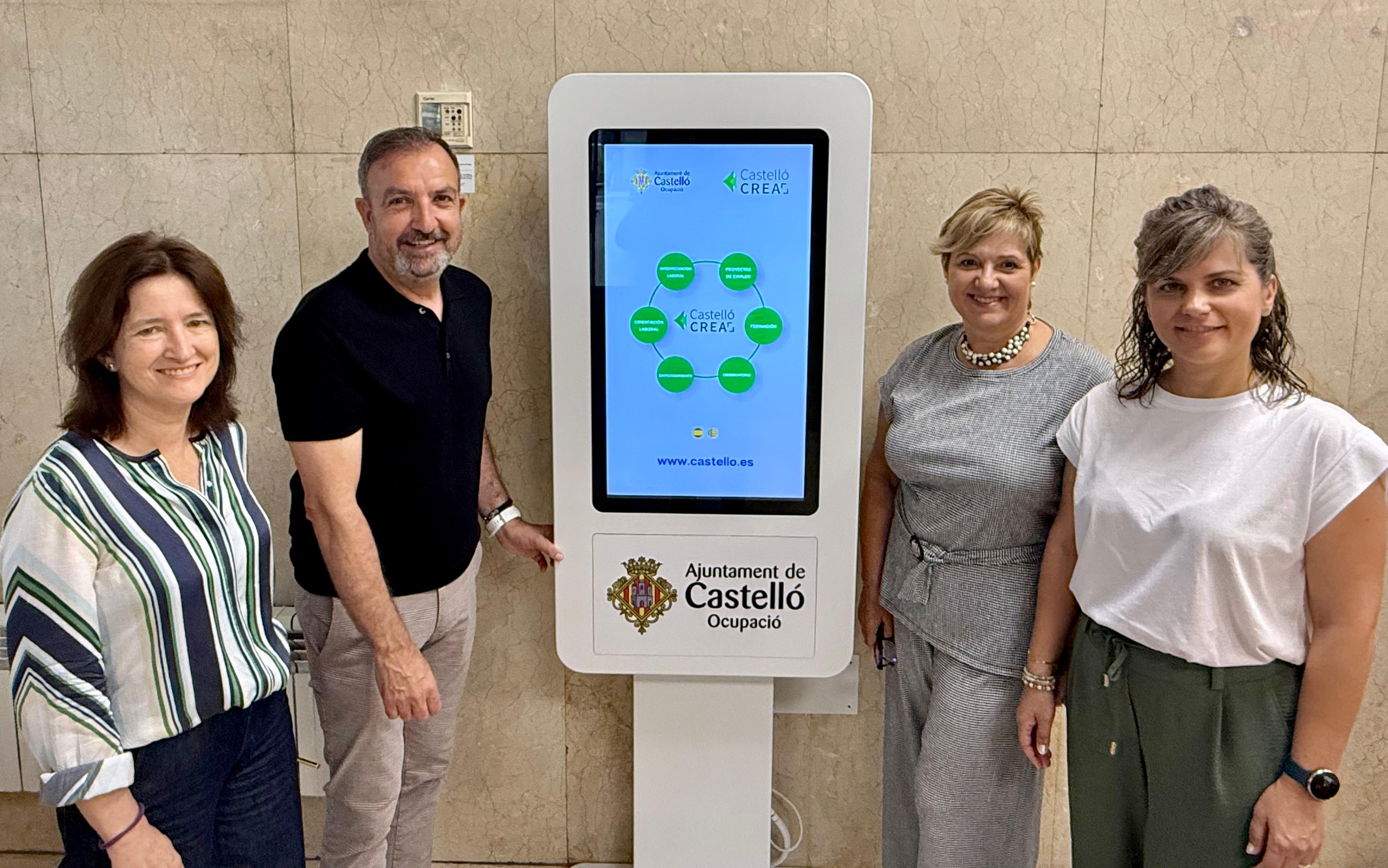El Gobierno municipal instala dos nuevos dispositivos digitales para facilitar el acceso a la información sobre empleo y cursos de formación