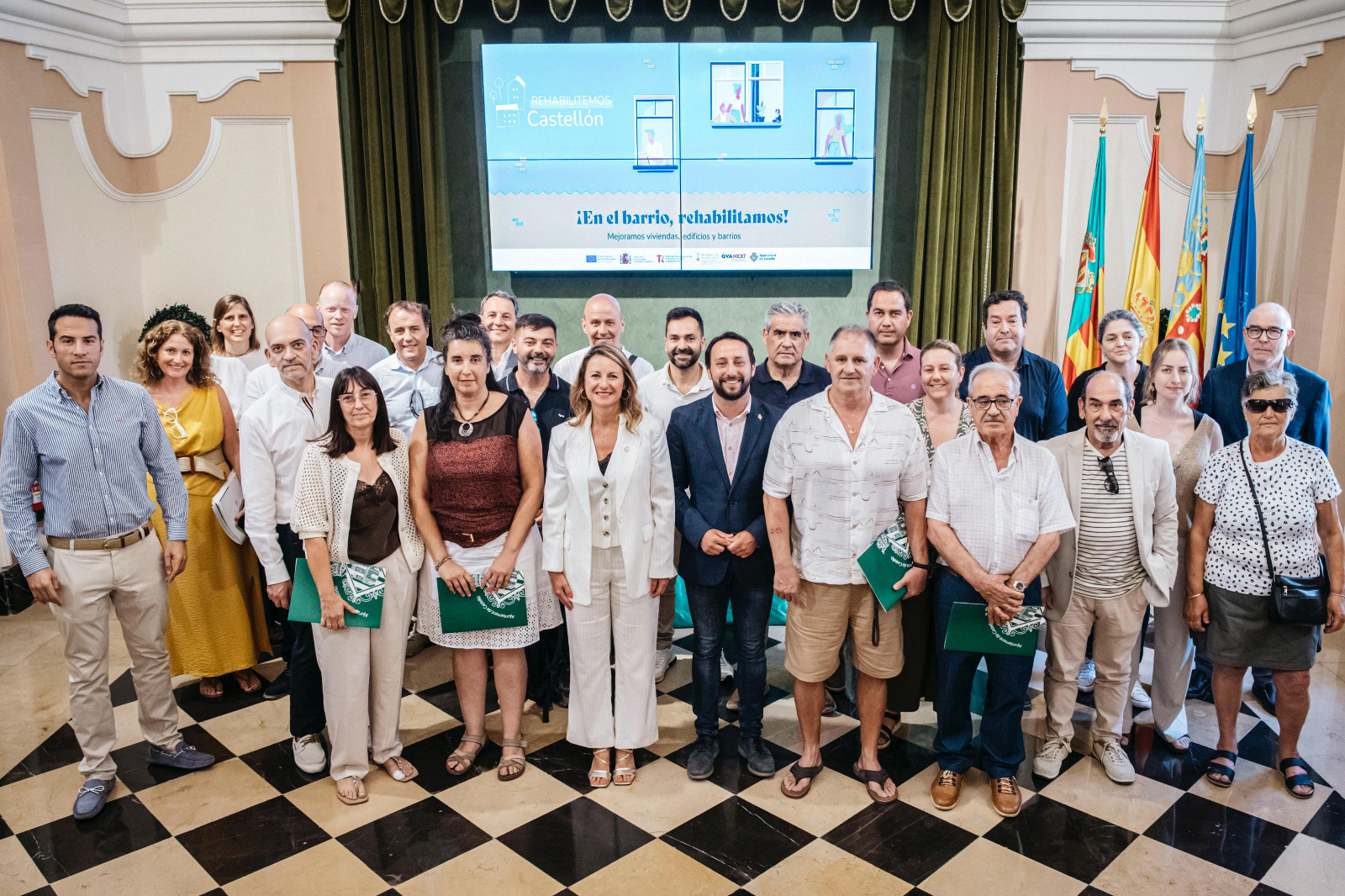 Carrasco i els veïns signen els convenis per a rehabilitar prop de 600 habitatges beneficiaris del Pla de Barris per 17 milions i sense cost per als propietaris