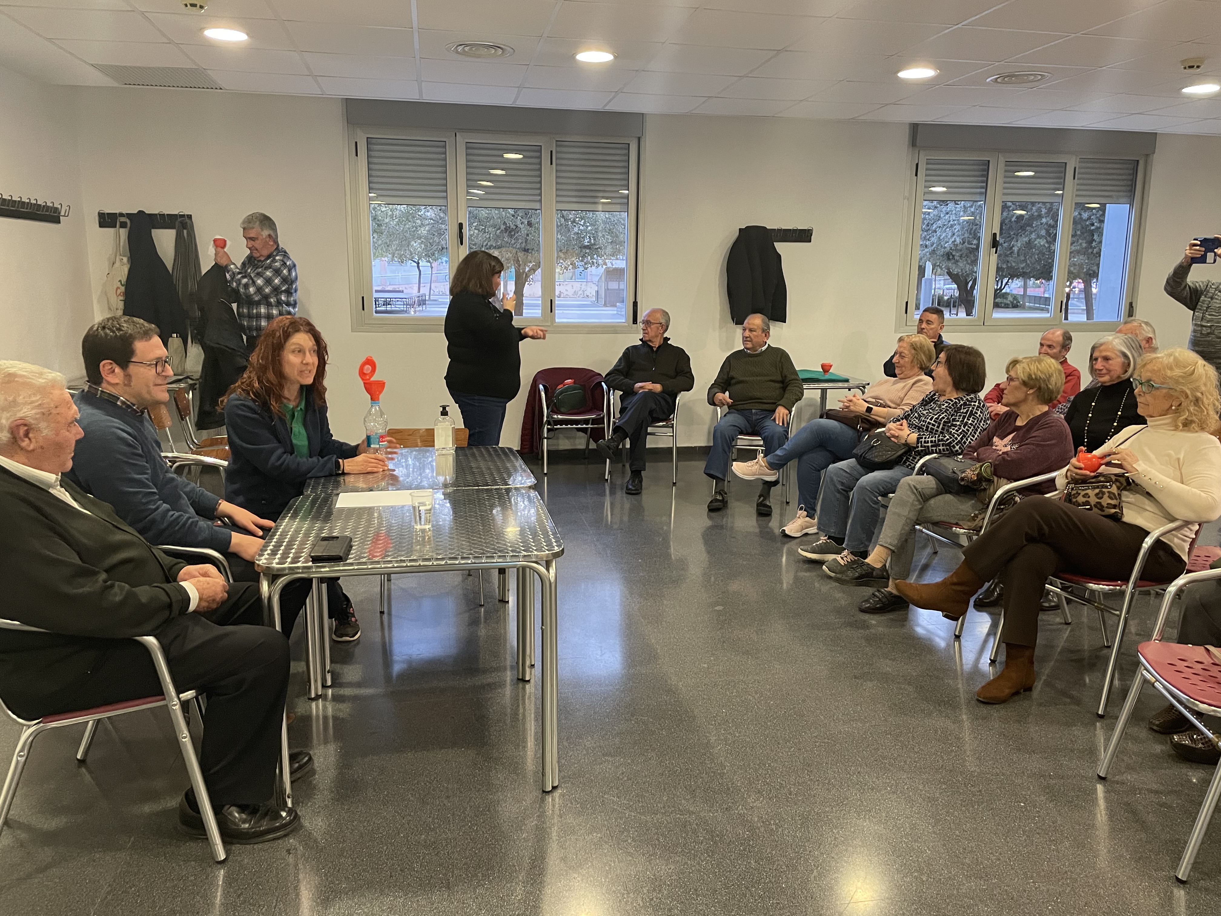El regidor de Residus i Reciclatge ha explicat a l_u_2019Associació de Gent Gran Illes Columbretes el procés de recollida i reciclatge de l_u_2019oli vegetal d'ús domèstic