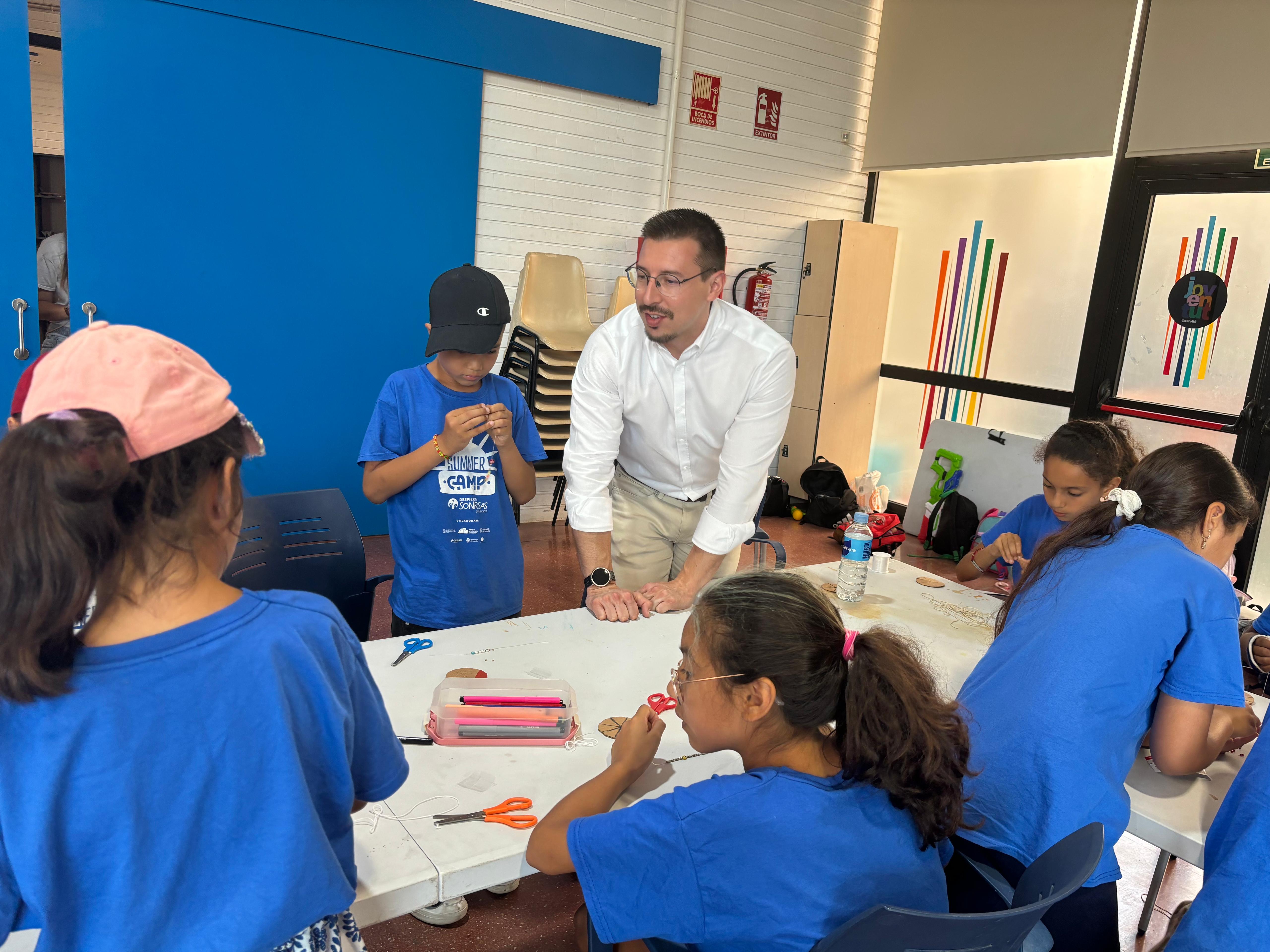 El regidor de Família i Infància posa en valor la labor de la Fundació Iniciativa Social a l'Escola d'Estiu del Casal Jove del Grau