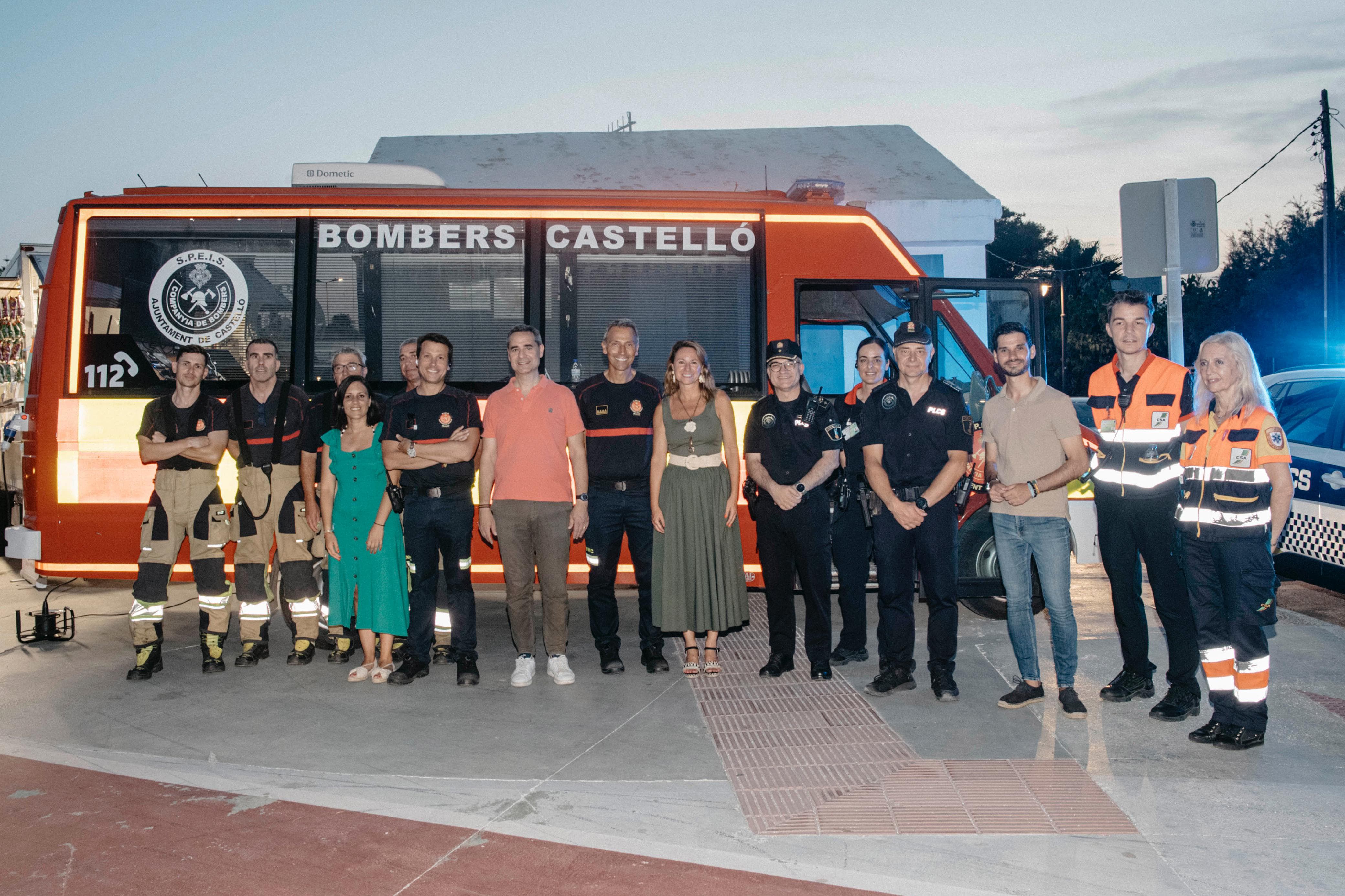 La alcaldesa se suma a los miles de asistentes que celebran en las playas de Castellón la noche más mágica del año