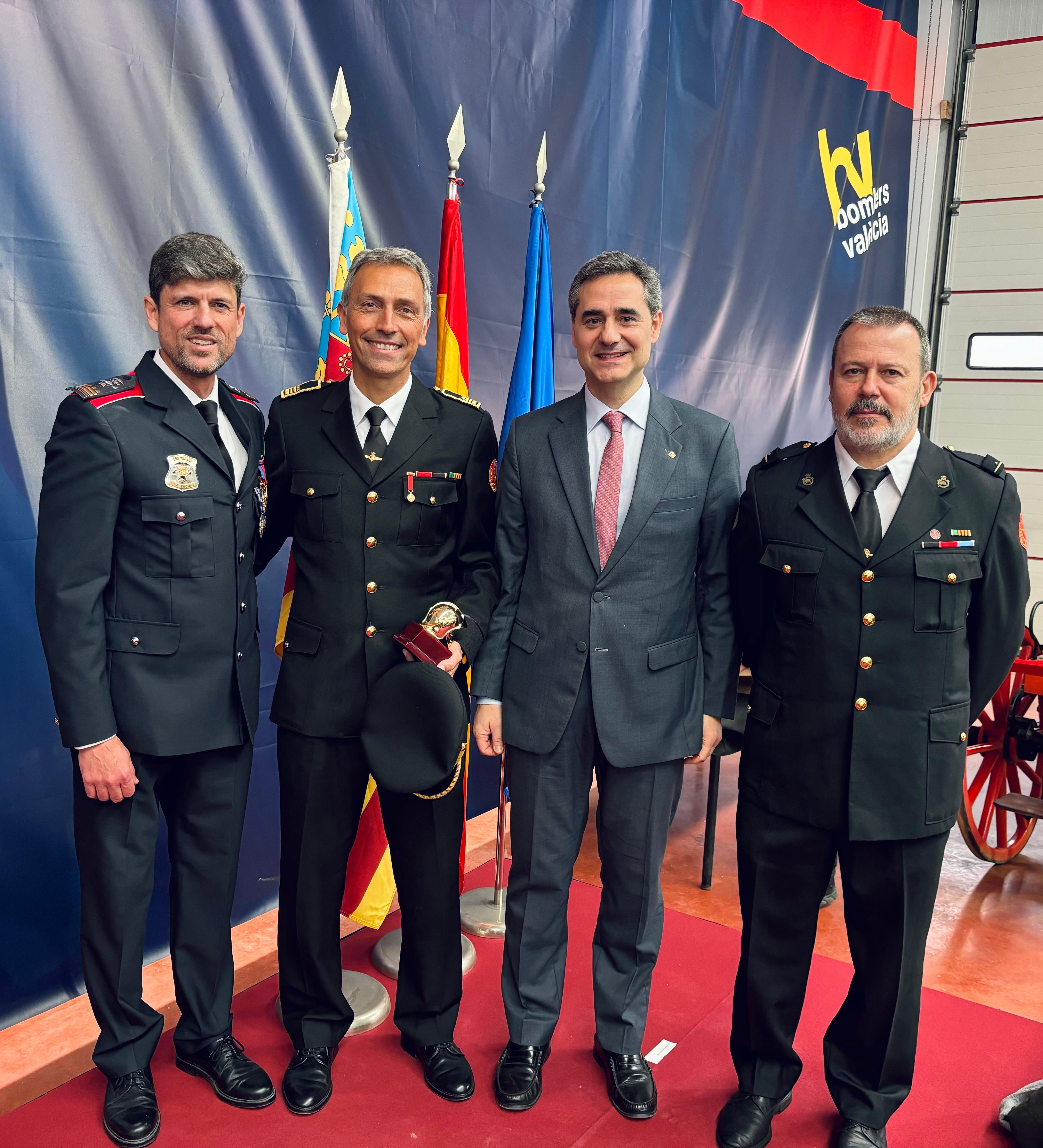 Los Bomberos del Ayuntamiento de Castellón reciben el 'Casco de Honor' por su labor tras la DANA de Valencia