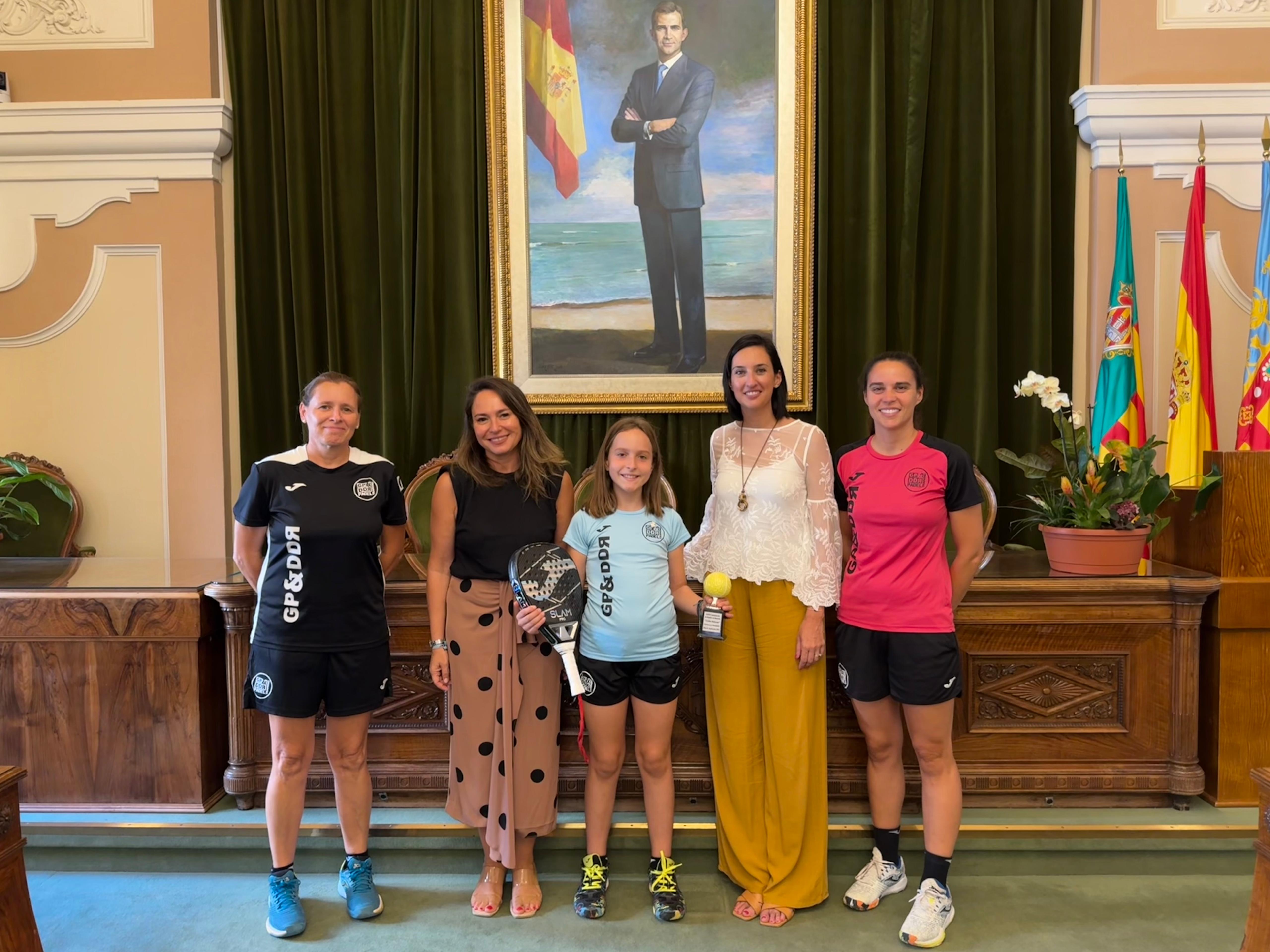 El Ayuntamiento de Castellón recibe a la campeona de España de pádel en categoría benjamín, Vera Domínguez