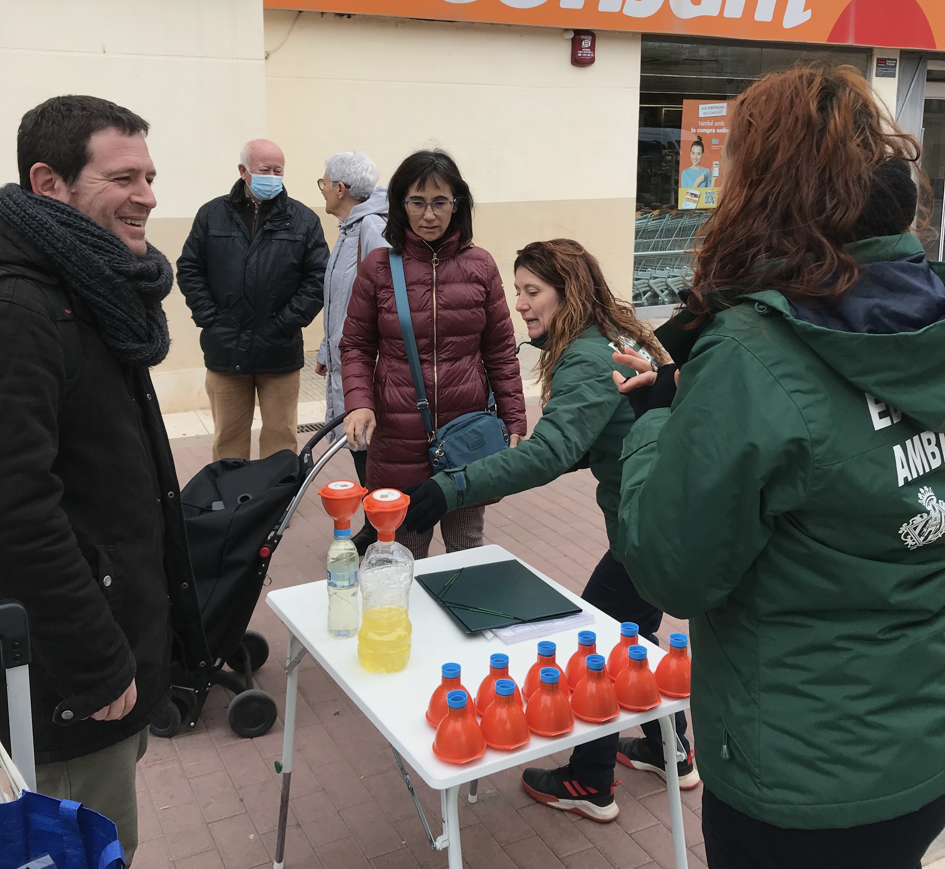 L´equip d´Educació Ambiental de la Regidoria de Reciclatge distribueix els materials, amb 20 contenidors per tots els districtes