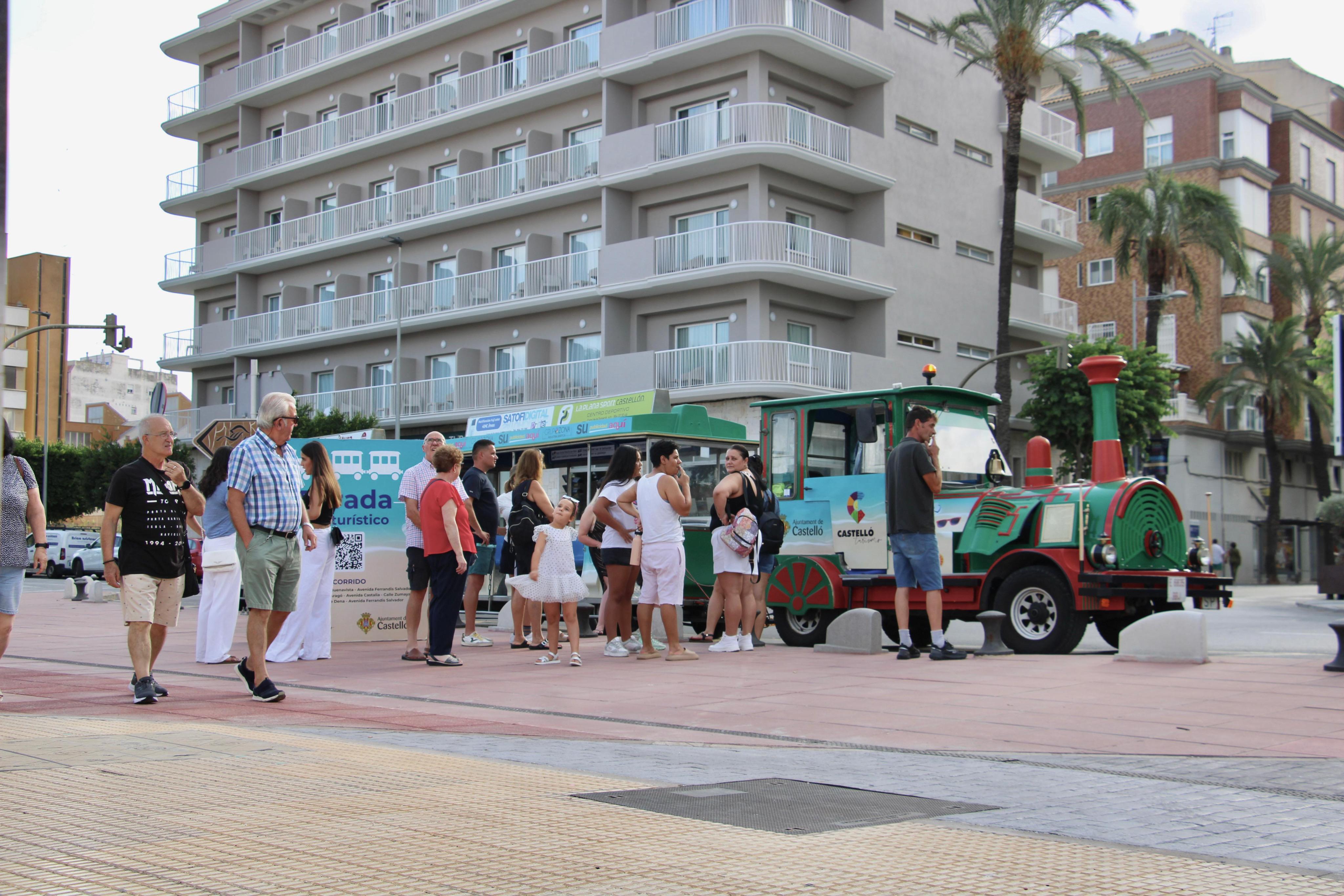 El Tren Turístico del Grao triunfa con casi mil pasajeros en sus primeros cuatro días en funcionamiento