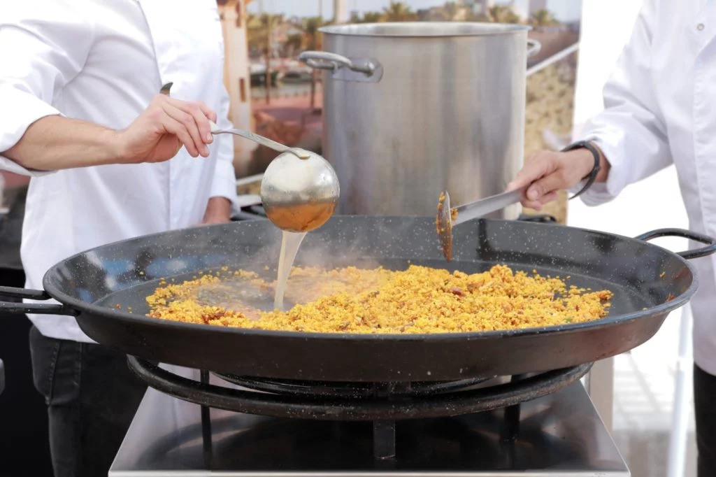 El Patronato de Turismo repartirá 500 raciones de arroz elaboradas en el II Concurso Internacional de Arroz a Banda a los damnificados por la DANA en Valencia