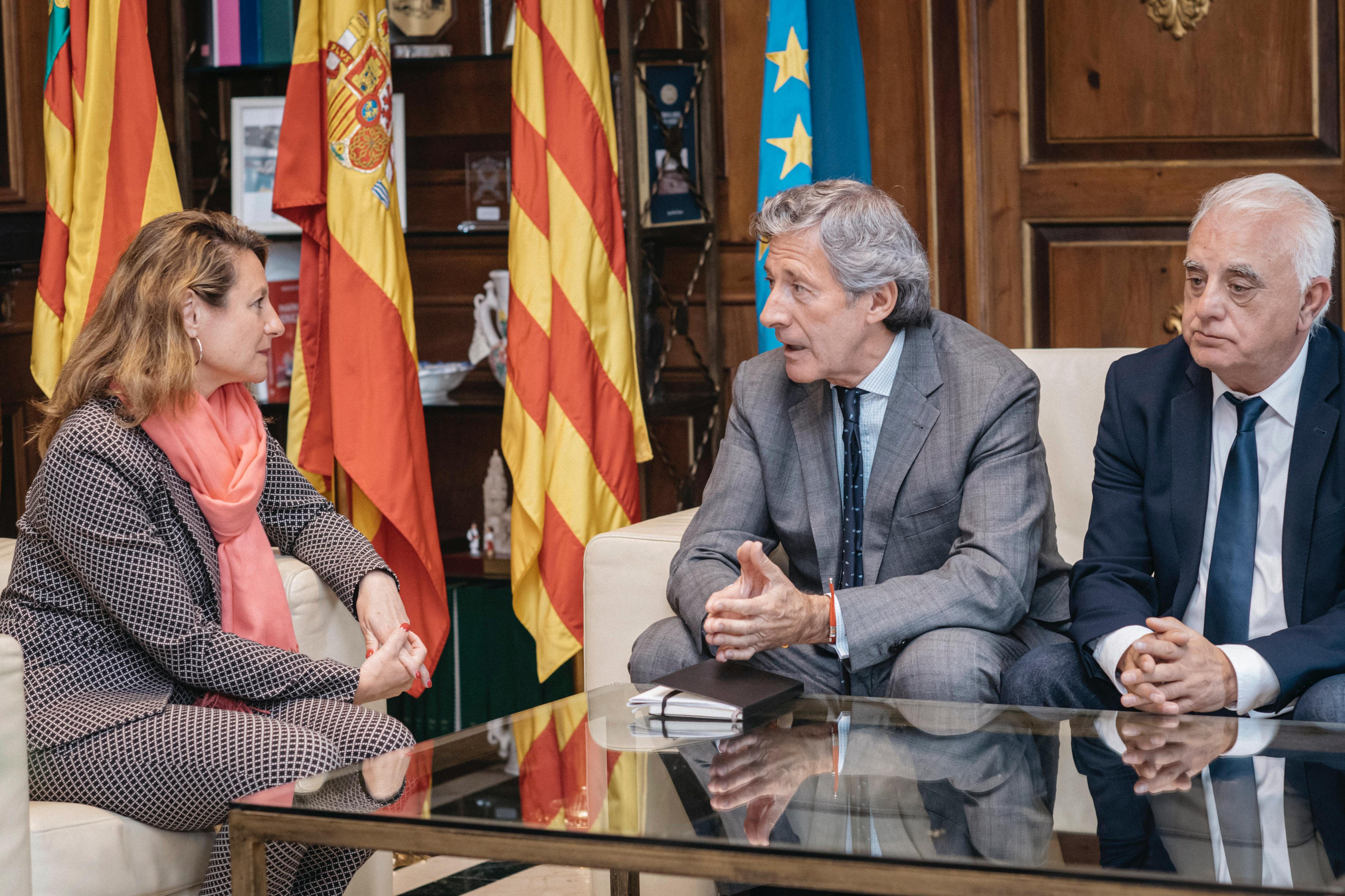Begoña Carrasco rep al periodista Jesús Álvarez nou president de l'Associació Espanyola de Premsa Esportiva