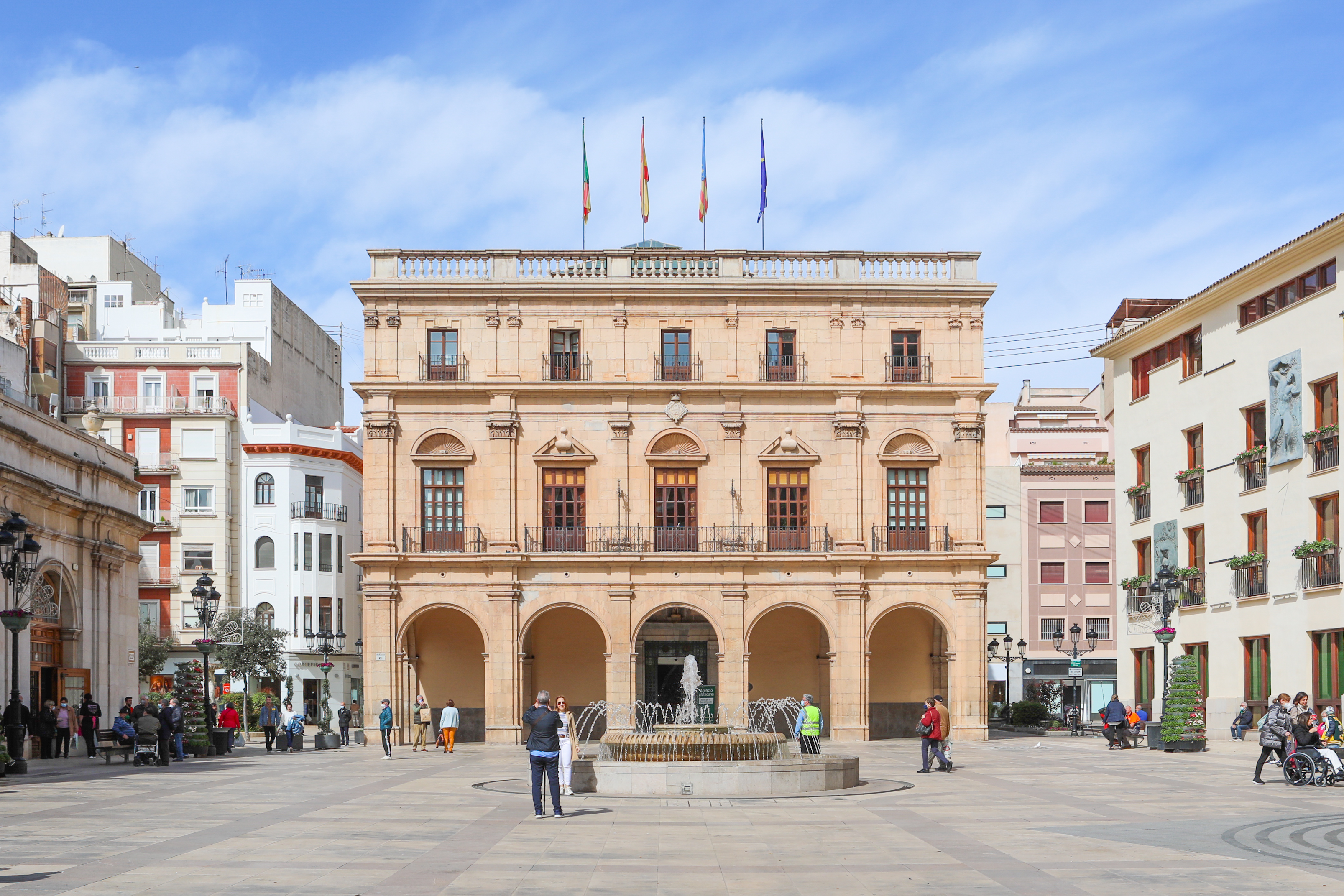 Miembros de la ONCE disfrutan de la ‘Mascletà’ en un lugar preferente dentro de la apuesta del Ayuntamiento por una Magdalena inclusiva